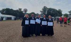 Gruppe von Pastorinnen und einem Pastor auf dem Wacken Festival Gelände