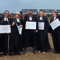 Vier Pastorinnen und ein Pastor auf dem Infield, dahinter ein Eingangsbereich