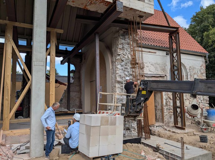 Durchblick: Nach dem Abbau der alten Steine kann man von außen durch das Kirchengebäude sehen. Durchblick: Nach dem Abbau der alten Steine kann man von außen durch das Kirchengebäude sehen.