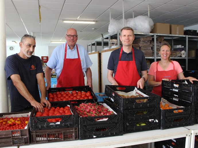 Sie sind bereit für die Ausgabe der Lebensmittel: der Ausgabeleiter der Tafel Daniel Zimmermann, der ehrenamtliche Koordinator der Tafel Holger Glimm, Propst Dennis Pistol und Sabine Willert von der Diakonie des Kirchenkreises Rendsburg-Eckernförde (v. Sie sind bereit für die Ausgabe der Lebensmittel: der Ausgabeleiter der Tafel Daniel Zimmermann, der ehrenamtliche Koordinator der Tafel Holger Glimm, Propst Dennis Pistol und Sabine Willert von der Diakonie des Kirchenkreises Rendsburg-Eckernförde (v. links).