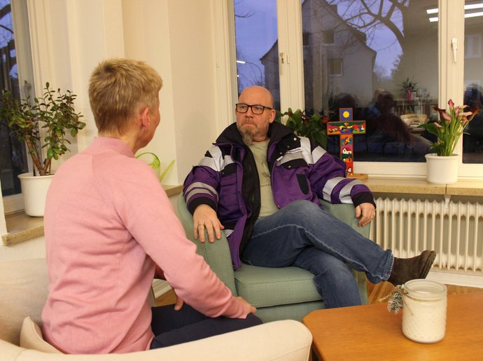 Notfallseelsorger Peter Willutzki behält in den Gesprächen mit Betroffenen die Ruhe. Notfallseelsorger im Gespräch mit einer Dame