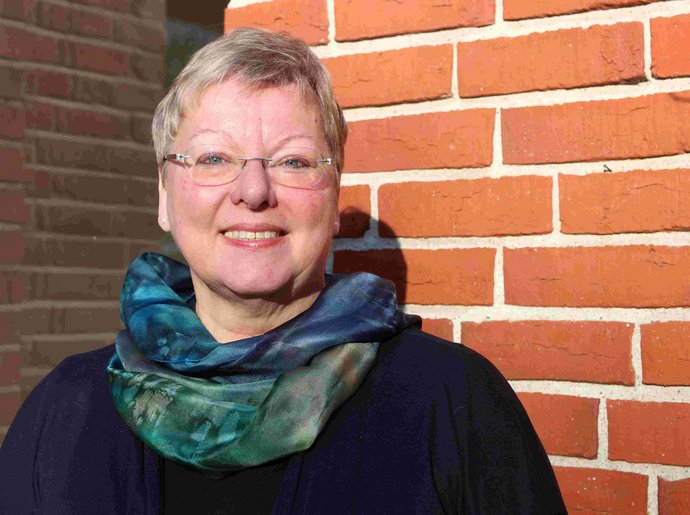 Referentin Theologische Bildungsarbeit Barbara Leicht Die Referentin steht vor einer gemauerten Wand.