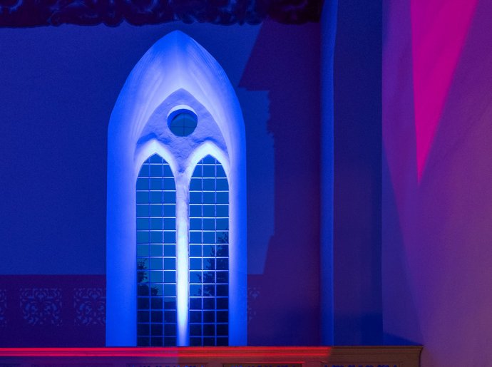 Ein Kirchenfenster in besonderer Beleuchtung.