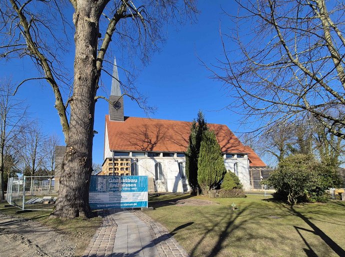 Die Kirche St. Severin in Hademarschen ist für die Bauarbeiten eingezäunt. Kirche mit Baugerüst