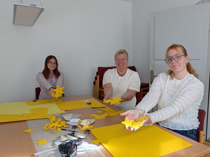 Svenja Horeis (FSJlerin), Barbara Leicht und Emma Wiese (beide Theologische Bildung) (von links) stellen für die „Lange Nacht des Miteinanders“ eine Sternengirlande her. Svenja Horeis (FSJlerin), Barbara Leicht und Emma Wiese (beide Theologische Bildung) (von links) stellen für die „Lange Nacht des Miteinanders“ eine Sternengirlande her.
