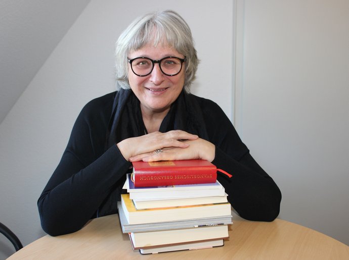 Viele Bücher haben Pastorin Denise Westphal in ihrem Berufsleben begleitet, aber das Gesangbuch liebt sie besonders. Viele Bücher haben Pastorin Denise Westphal in ihrem Berufsleben begleitet, aber das Gesangbuch liebt sie besonders.