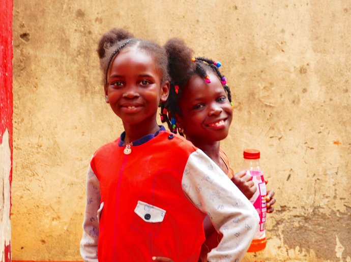 Zwei Mädchen in Nigeria. Foto Albrecht Ebertshäuser Zwei Mädchen in Nigeria. Foto Albrecht Ebertshäuser