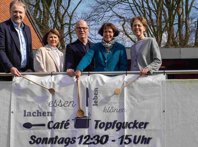 Sie setzten sich für das Café Topfgucker ein: Pastor Rainer Karstens, Christine Thomsen (Inner Wheel Club Rendsburg), Dr. Nils Borchers (Rotary Club Rendsburg), Pastorin Claudia Heynen und Ulrike Göldner-Schwarz (Kirchengemeinderat) (von links). Sie setzten sich für das Café Topfgucker ein: Pastor Rainer Karstens, Christine Thomsen (Inner Wheel Club Rendsburg), Dr. Nils Borchers (Rotary Club Rendsburg), Pastorin Claudia Heynen und Ulrike Göldner-Schwarz (Kirchengemeinderat) (von links).