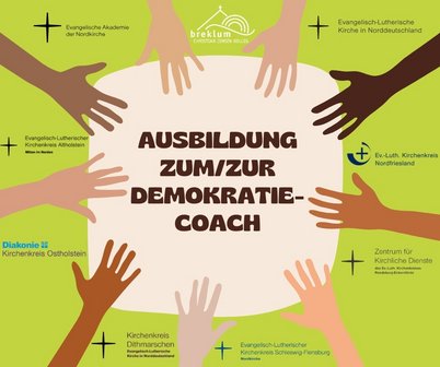 Viele Hände unterschiedlicher Hautfarbe halten ein Schild auf dem "Ausbildung zum Demokratiecoach" steht. Rundherum Logos der beteiligten Organisationen